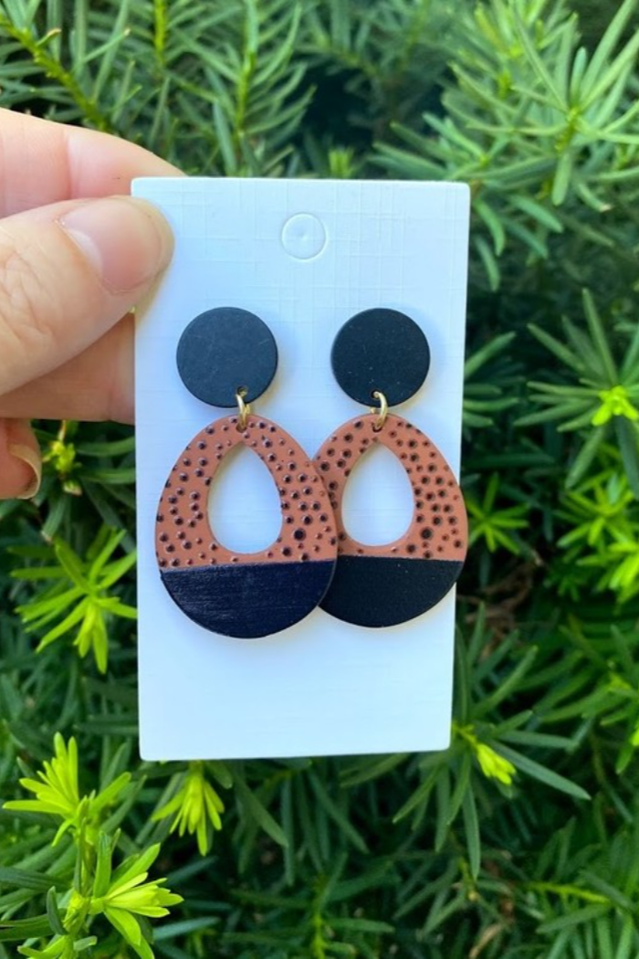 BROWN SPOTTED TTEARDROP ACRYLIC EARRINGS