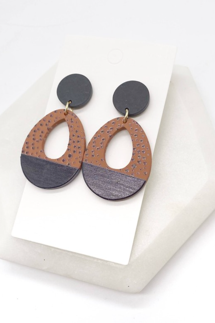 BROWN SPOTTED TTEARDROP ACRYLIC EARRINGS