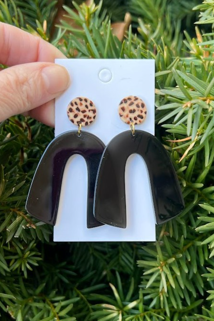 SPOTTED BLACK ARCH ACRYLIC EARRINGS