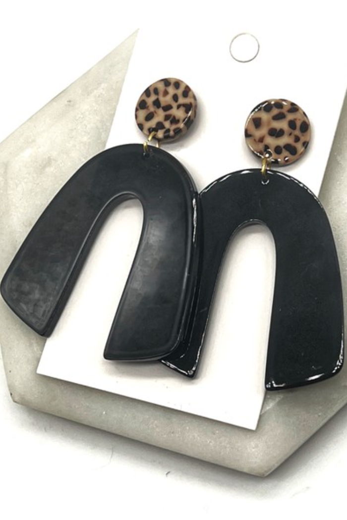 SPOTTED BLACK ARCH ACRYLIC EARRINGS